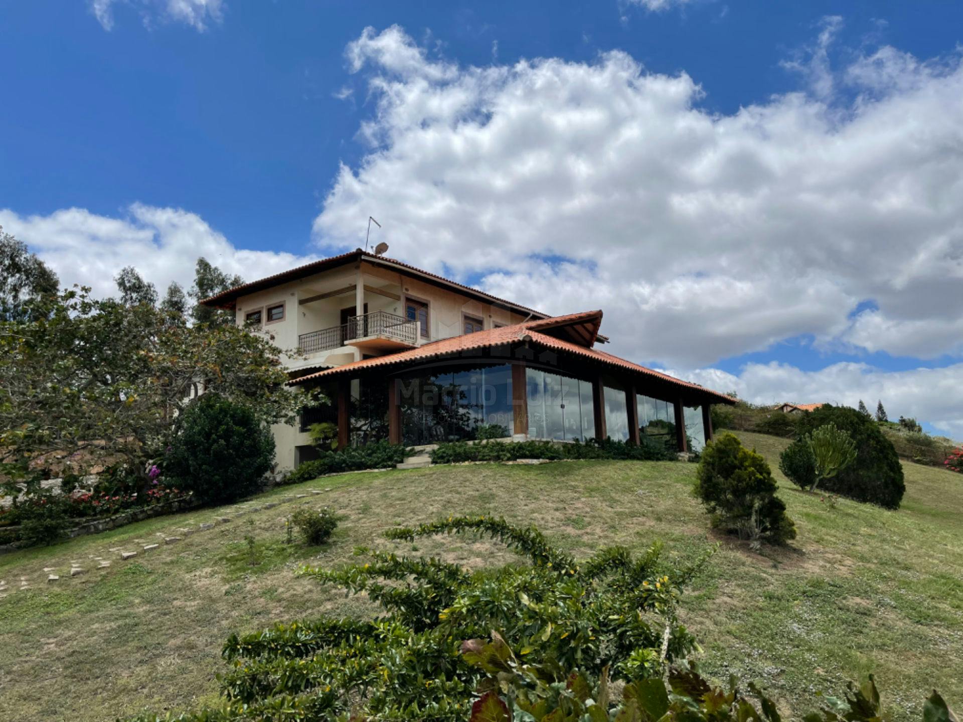 Casa de alto padrão à venda na Serra do Maroto